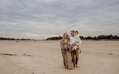 Rodzinna sesja ciążowa na plaży